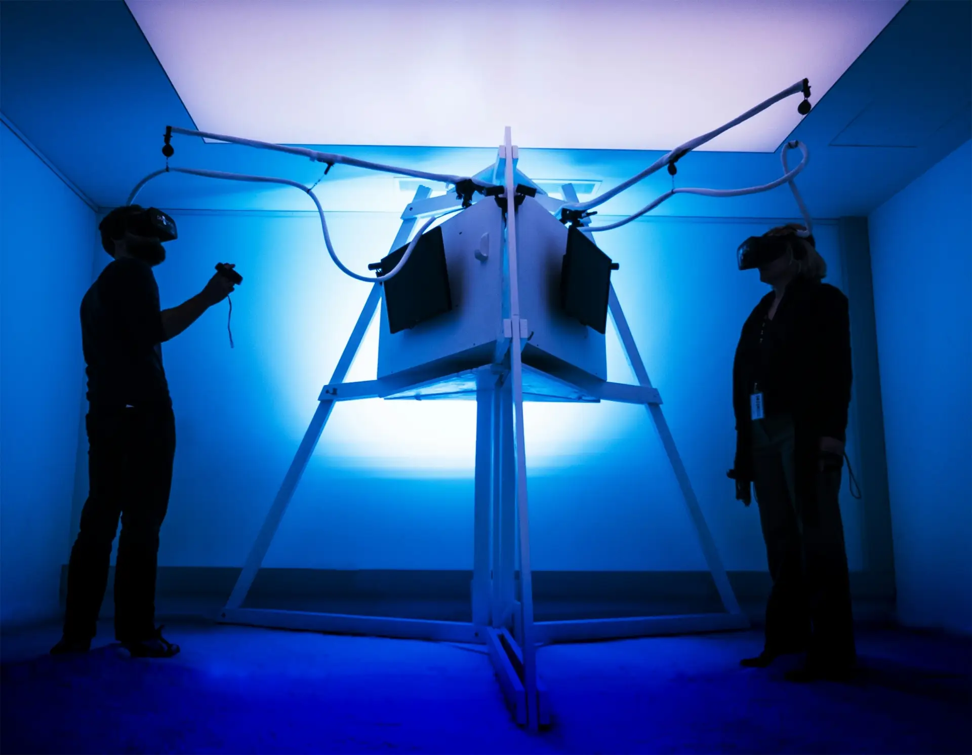 Dos personas usando dos escritorios de Realidad Virtual